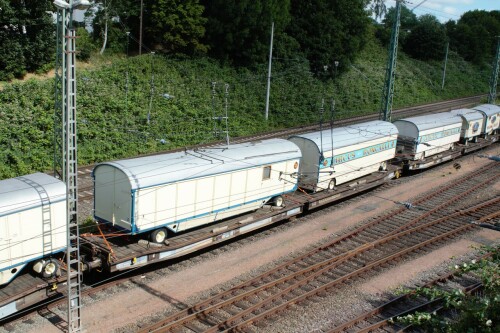 2023_Zirkus_roncalli_Wagen_auf_Zug-5.jpg