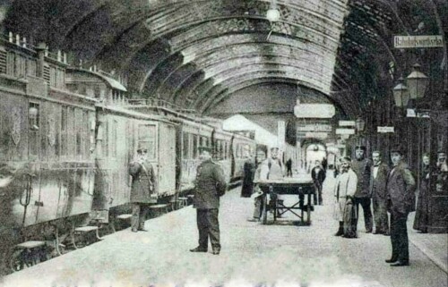 Alter-Bahnhof_Bahnhofshalle_Bahnsteig_LBE_Personal_Lubeck_historische_Aufnahme_Holstentor_Hansestadt_1876.jpg