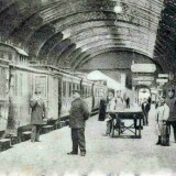 Alter-Bahnhof_Bahnhofshalle_Bahnsteig_LBE_Personal_Lubeck_historische_Aufnahme_Holstentor_Hansestadt_1876