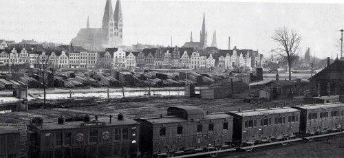 Alter-Bahnhof_LBE_Lubeck_Buchener_Eisenbahn_Landerbahn_Epoche_1_Lubeck_historische_Aufnahme_Holstentor_Hansestadt_1874.jpg