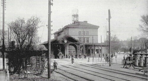 Alter_Hauptbahnhof_Lubeck_historische_Aufnahme_Holstentor_Hansestadt_1880_Gleise_Bahnubergang_Strasenbahn.jpg