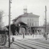 Alter_Hauptbahnhof_Lubeck_historische_Aufnahme_Holstentor_Hansestadt_1880_Gleise_Bahnubergang_Strasenbahn