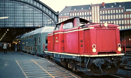 BR212_128_Doppelstockwagen_LBE_DAB_6_Lubeck_Hauptbahnhof_1980.jpg