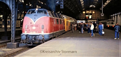 BR220_035_Doppelstockwagen_LBE_DAB_6_Lubeck_Hauptbahnhof_1983.jpg