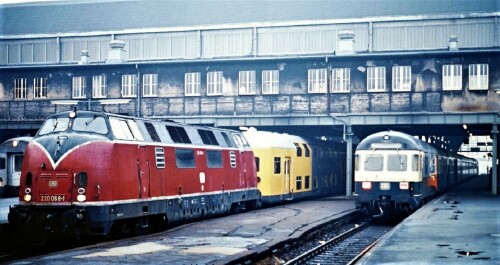 BR220_068_Doppelstockwagen_LBE_DAB_6_Lubeck_Hauptbahnhof_1984.jpg