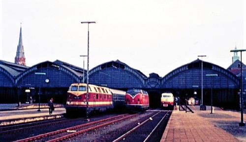BR_103_BR_220_DR_118_Interzonenzug_Lubeck_Huptbahnhof_Fahrzeugschau_show_1972.jpg