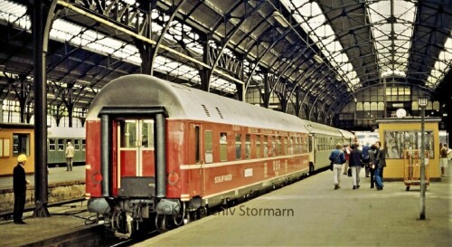 BR_212_TEN_DSG_Schlafwagen_SBB_Personenwaggon_Lubeck_Hauptbahnhof_Zonenzug_1975.jpg