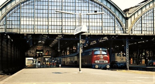 BR_216_003_LolloRheingold_Express_1928_Nostalgiezug_1980_Lubeck_Hauptbahnhof-6.jpg
