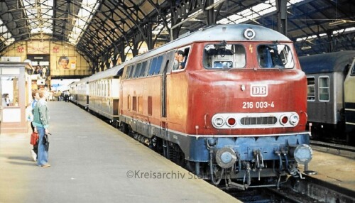 BR_216_003_LolloRheingold_Express_1928_Nostalgiezug_1980_Lubeck_Hauptbahnhof-7.jpg