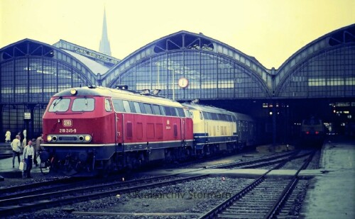BR_218_245_Lubeck_Hauptbahnhof_Zonenzug_1986-1.jpg