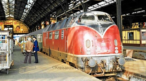 BR_220_013_Eilzug_Lubeck_Hauptbahnhof_Zonenzug_1980.jpg