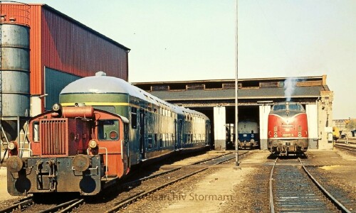 BR_221_146_ozeanblau_BR_220__Kof_2_Lubeck_Hbf_BW_Diesellok_V_200_DB_Deutsche_Bundesbahn.jpg
