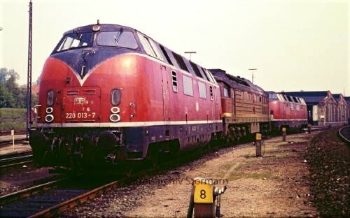DR_132_BR_220_013_Lubeck_Hauptbahnhof_Zonenzug.jpg