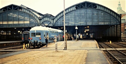 Doppelstockwagen_LBE_DAB_6_BR_220_blau_beige_Lubeck_Hauptbahnhof_1983.jpg