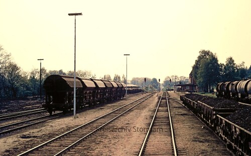 Hutzel_Bahnhof_1975_Gleise_Signale_Weichen_Guterwagen.jpg