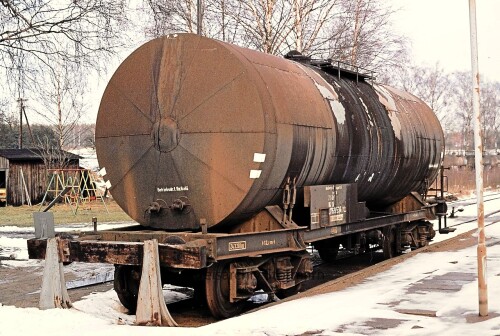 Hutzel_Bahnhof_1975_Prellbock_Tankwagen_Guterwagen.jpg