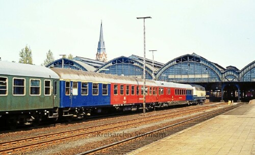 Kakadu_Halbspeisewagen_doppelt_duo_BR_218_1980_Lubeck_hauptbahnhof.jpg