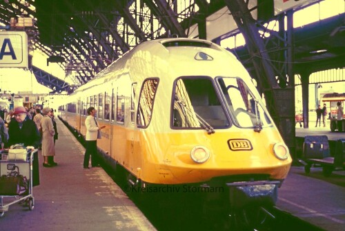 Koln_Hauptbahnhof_1985_Et_403_404_Lufthansa_Airport_Express_ab.jpg
