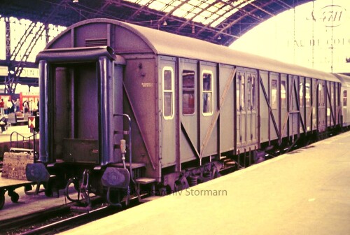Koln_Hauptbahnhof_1985_Gepackwagen.jpg