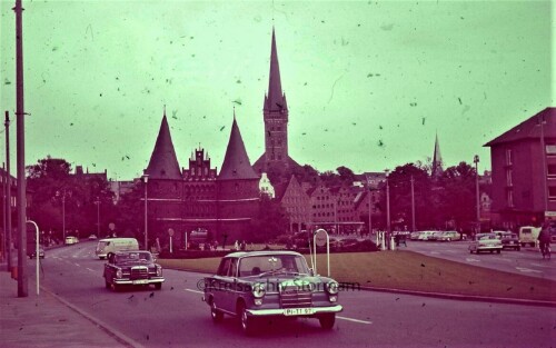 Lubeck_1965_Holstentor_Mercedes_Spitzflosser_Kirche.jpg