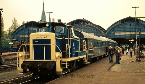 Lubeck_Hafen_Rundfahrt_mit_dem_Zug_1980_BR_260_320_Hechtwagen_DAB__Doppelstckwagen_LBE-1.jpg