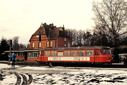 OHE_MAN_Schienenbus_Hutzel_Bahnhof_1975_Bahnhofsgebaude-1.jpg