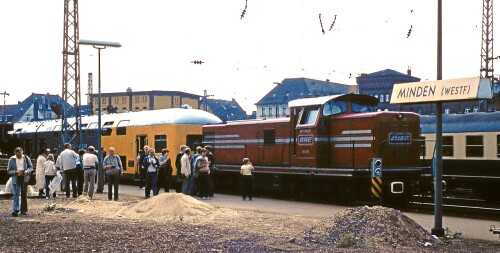 BR_290_291_V_90_Minden_Bahnhof_1982_OHE_Diesellok_Doppelstockwagen_DAB_6_LBE_VLV_a-1.jpg