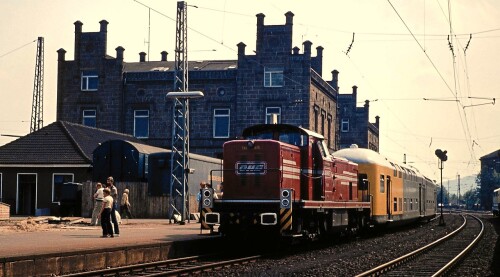 BR_290_291_V_90_Minden_Bahnhof_1982_OHE_Diesellok_Doppelstockwagen_DAB_6_LBE_VLV_a-2.jpg