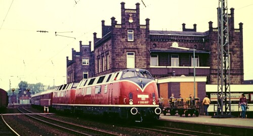 V_200_007_BR_220_075_Sonderzug_historisch_Minden_Bahnhof_1984.jpg