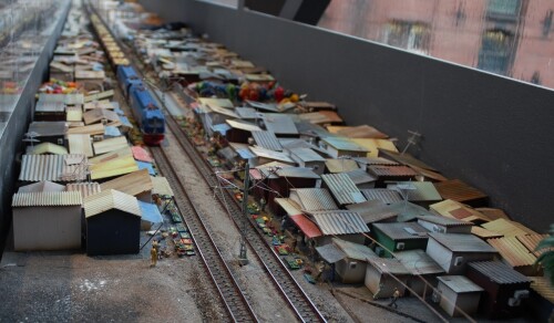 x_Miwula_Miniaturwunderland_Hamburg_Brucke_Strecke_indisches_Armenviertel-1.jpg