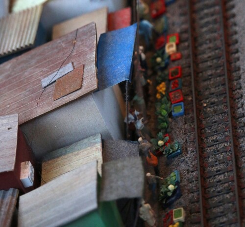 x_Miwula_Miniaturwunderland_Hamburg_Brucke_Strecke_indisches_Armenviertel_Gemuseverkauf_an_Bahn.jpg