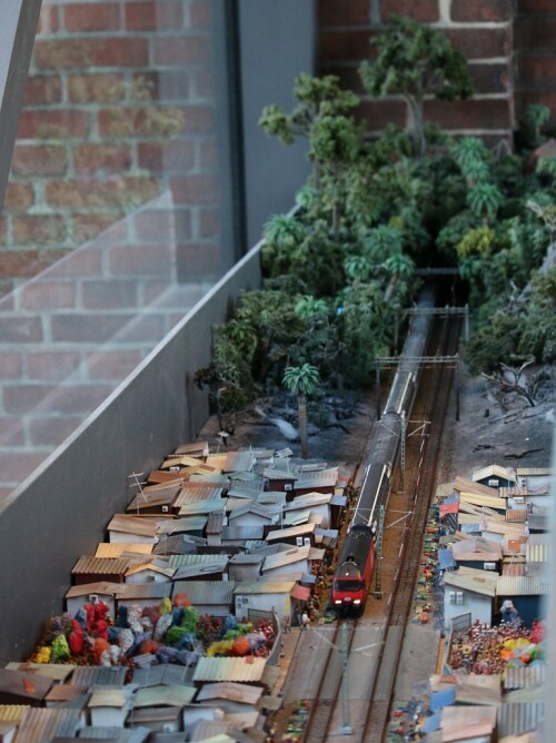 x_Miwula_Miniaturwunderland_Hamburg_Brucke_Strecke_indisches_Armenviertel_Schweizer_Zug_SBB-1.jpg