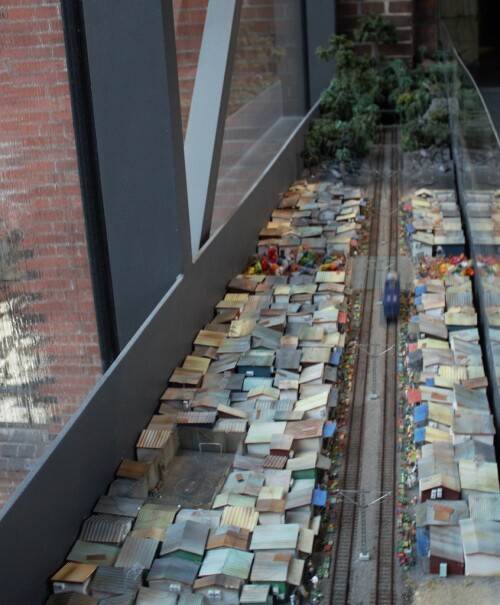 x_Miwula_Miniaturwunderland_Hamburg_Brucke_Strecke_indisches_Armenviertel_Schweizer_Zug_SBB-2.jpg