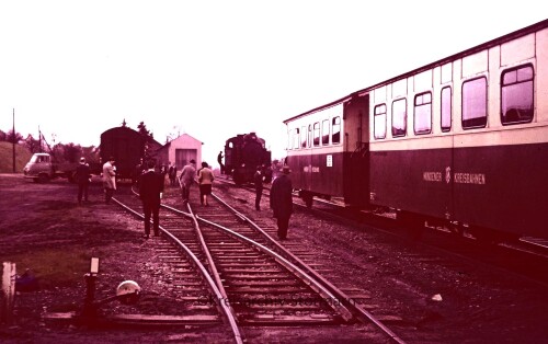 Kleinenbremen_Bahnhof_Dampflok_1966_Mindener_Kreiseisenbahn_Lokschuppen_Umsetzen_der_Dampflok_Endhaltebahnhof.jpg