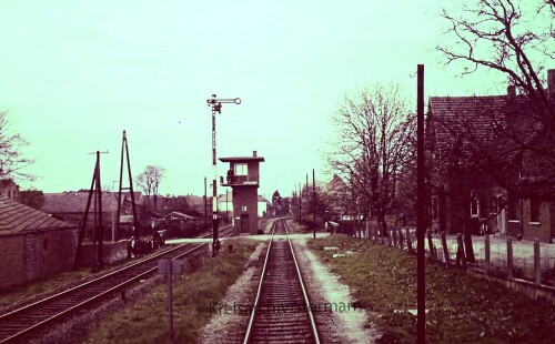 Uchte_Bahnhof_1966_Flugelsignal_Stellwerk_Schrankenwarterhaus_Ausfahrt_Bahnhof_Mindener_Kreiseisenbahn.jpg