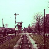 Uchte_Bahnhof_1966_Flugelsignal_Stellwerk_Schrankenwarterhaus_Ausfahrt_Bahnhof_Mindener_Kreiseisenbahn
