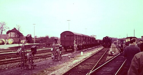 Uchte_Bahnhof_1966_Mindener_Kreiseisenbahn_Dampflok_Gleisfeld.jpg