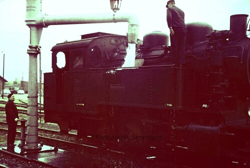 Uchte_Bahnhof_1966_Mindener_Kreiseisenbahn_Dampflok_a_Wasserkran.jpg