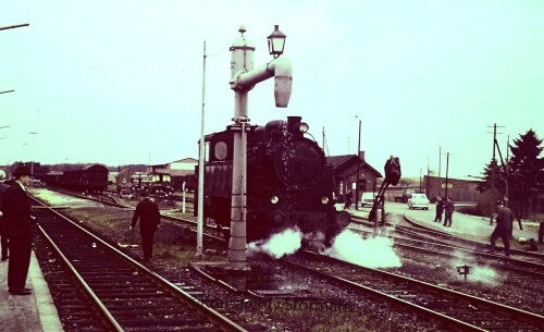 Uchte_Bahnhof_1966_Mindener_Kreiseisenbahn_Dampflok_c_Wasserkran.jpg