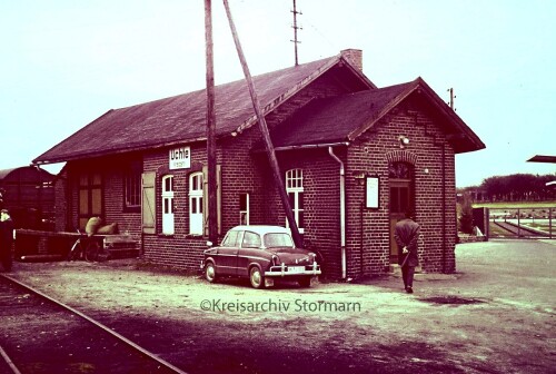 Uchte_Bahnhof_1966_Mindener_Kreiseisenbahn_Guterschuppen_Goggomobil.jpg