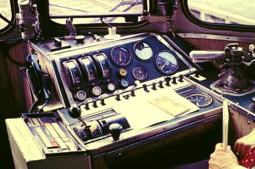 ET_430_ET_30_111_Fuhrerstand_Bedienung_Fahrhebel_Instrumente_Neubeckum_Bahnhof_1984_Sonderfahrt_purpurrot---Kopie.jpg