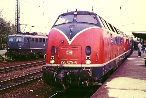 BR_220_075_V_200_007_BR_140_611_Doppeltraktion_Osnabruck_Hbf_Bahnhof_1984_Sonderzug.jpg