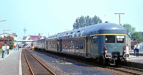 Heide_Bahnhof_Bahnsteig_102_103_BR_212_Doppelstockwagen_DAB_6_LBE_Lubeck-Buchener_Eisenbahn_a.jpg