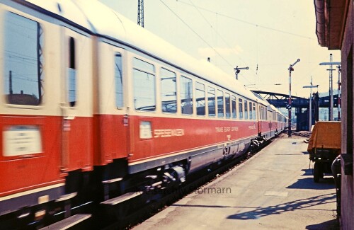 Buckelspeisewagen_Panoramawagen_Dome_Car_TEE_Trans_Europ_Express_Rheingold_1969_Freiburg_Bahnhof.jpg