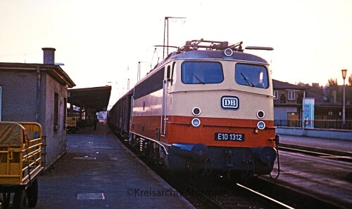 E_10_1312_BR_112_Eilzug_1969_Freiburg_Bahnhof.jpg