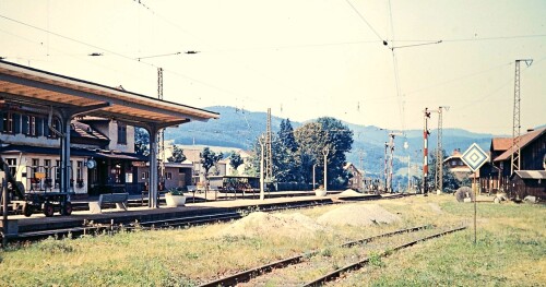 Kirchzarten_Bahnhof_1967_Flugelsignal_Bahnsteig_Hugel_Berg_Wiese_Wald.jpg