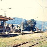 Kirchzarten_Bahnhof_1967_Flugelsignal_Bahnsteig_Hugel_Berg_Wiese_Wald
