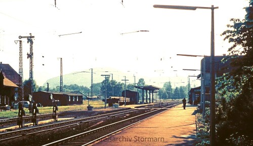 Kirchzarten_Bahnhof_1967_Flugelsignal_Bahnsteig_Hugel_Berg_Wiese_Wald_a.jpg