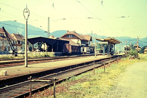 Kirchzarten_Bahnhof_1967_gedeckter_Guterwagen_Bahnsteig_dach_Guterschuppen.jpg