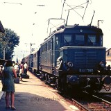 Kirchzarten_Bahnhof_E_44_1180_1967_Nahverkehrszug_Eilzug_Bahnsteig